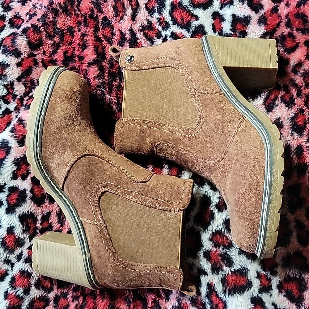 Corky's chestnut size 8 booties